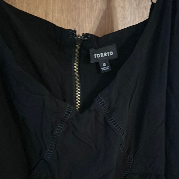 Black Sleeveless Dress - Picture 3 of 6